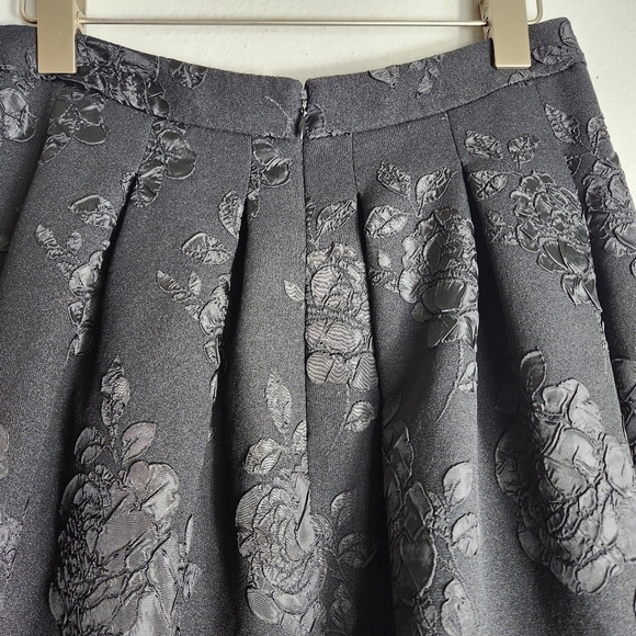 Elle Black Pleated Rose Applique Full Knee Length Skirt-Size 6 - Picture 6 of 9